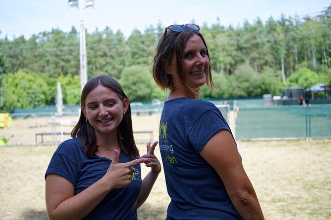 Hundetraining Franken - Coachings, Trainerinnen am Hundeplatz im Sommer