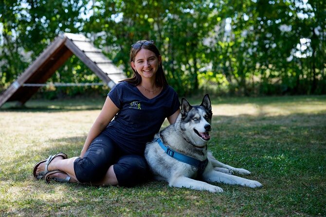 Hundetraining Franken - Team, Trainerin mit Husky im Schatten auf Hundeplatz