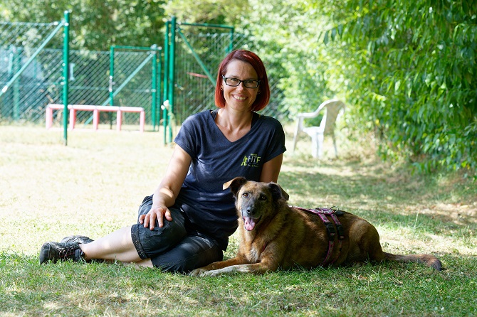 Hundetraining Franken - Team, Trainerin mit Windhund im Gehege auf Hundeplatz