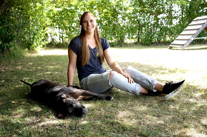 Hundetraining Franken - Team, Trainerin mit Listenhund im Schatten auf Wiese