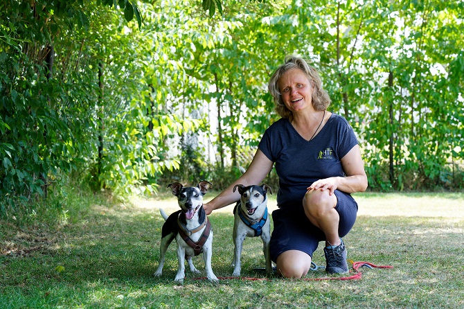 Hundetraining Franken - Team, Trainerin mit zwei Jack Russell Terriern auf Wiese