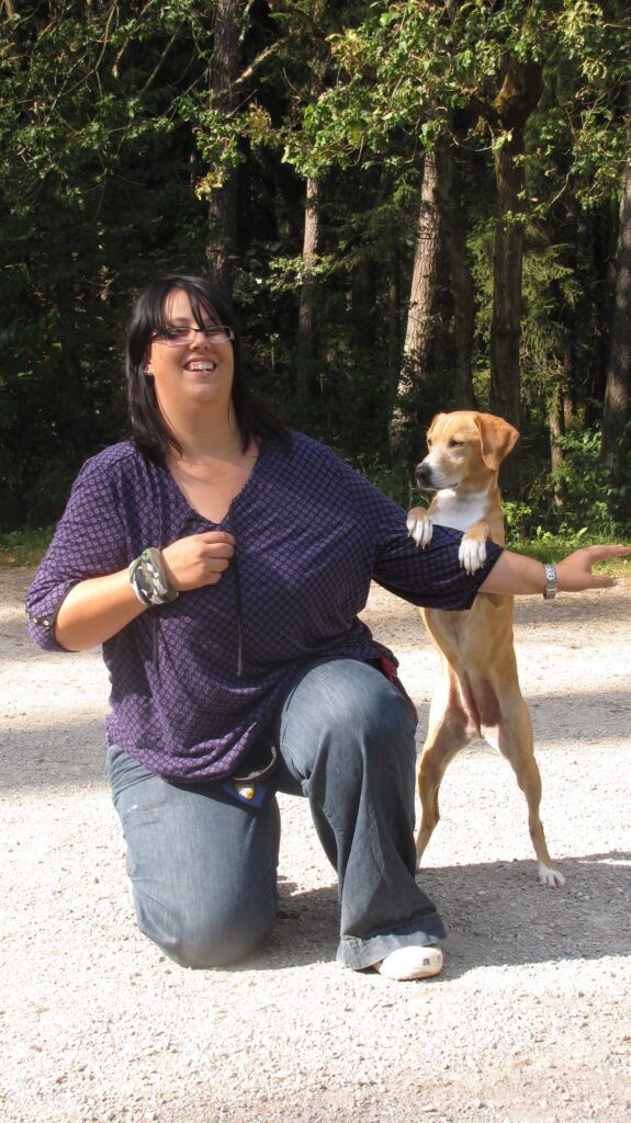 Katy Sonderschefer mit Tierschutzhündin Luna