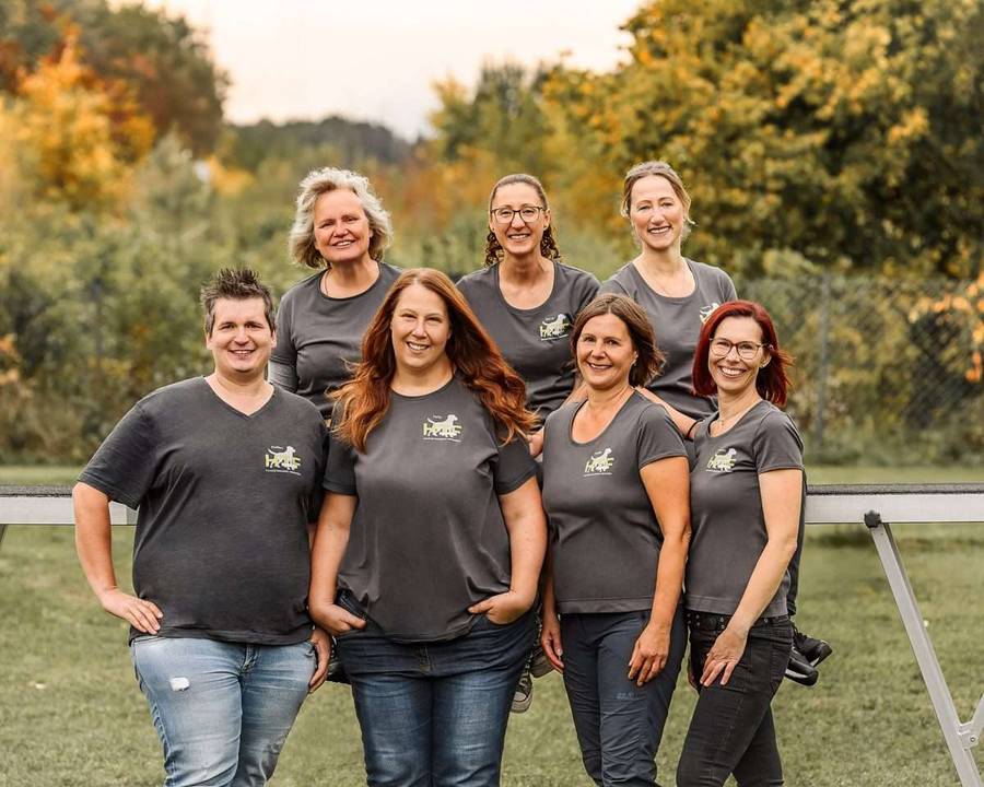 Hundeschule Nürnberg 15 Das Team von Hundetraining Franken auf dem Trainingsgelände in Feucht